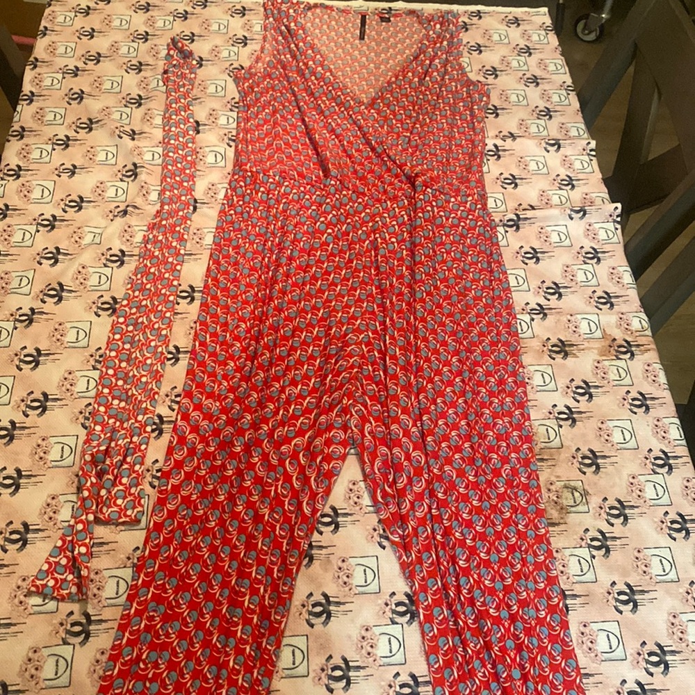 Stunning romper! Doesn’t has tags on it took it off trying it on.